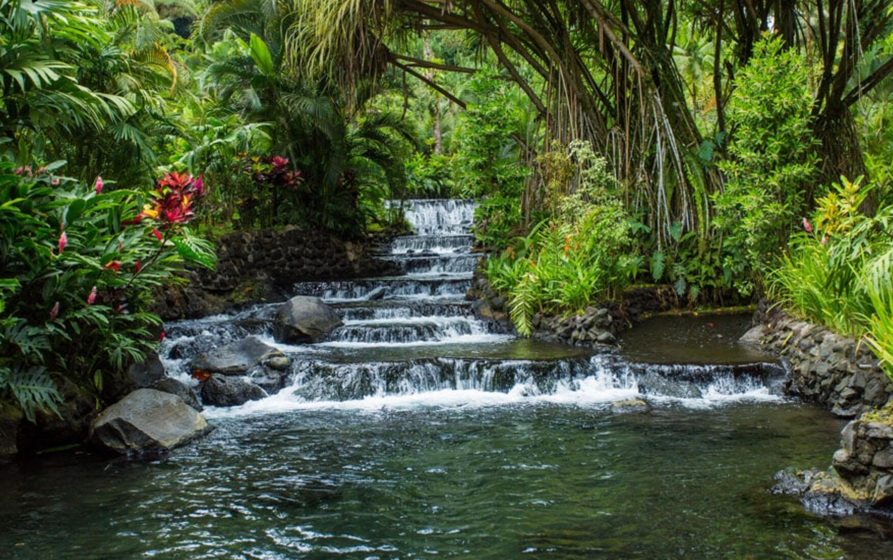 La Fortuna & Arenal Volcano Home of soothing hot springs, peaceful rainforest hotels, and breathtaking views. Ideal for relaxation and light recovery activities. 📍Northern Region — 3 hours from San José
